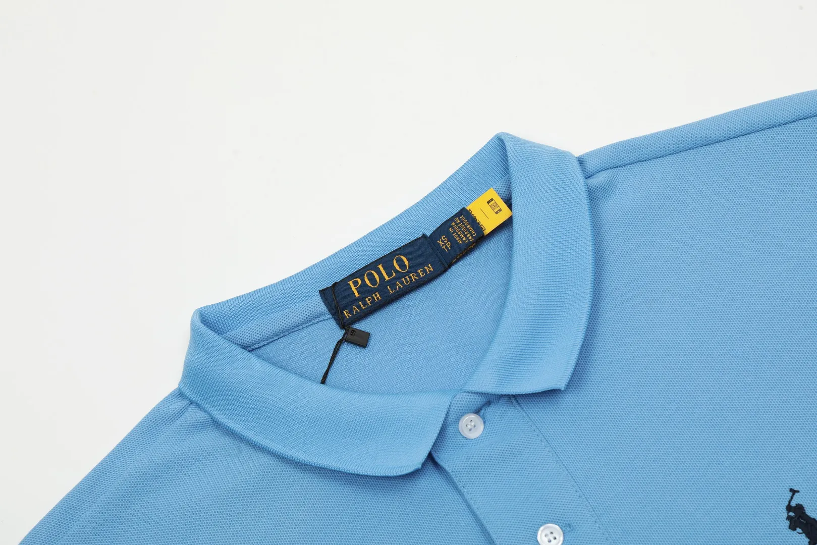 🅿️152 "Top quality" Style number: DS001# (not off the shelves all year round) [Ralph Lauren classic pony embroidered lapel POLO short sleeves] ✅Ralph Lauren Ralph Lauren classic basic versatile POLO short sleeves ✅Main supply platform live broadcast Wholesale entities will be replenished when out of stock Not removed from the shelves ✅ZP quality 1:1 version Scan the code to enter the GF website Z cabinet quality ✅Detailed quality The only one in Guangzhou Imported pique fabrics Mainly high-end, cost-effective and good quality. Needless to say, the version is restored to the original version. The maximum size can be worn up to 210 pounds. Loose, comfortable and stress-free. ✅Wear for work and life. Suitable for various occasions. A must-have recommendation for couples. Size: